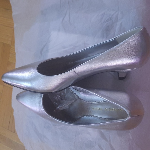 Roberto Vianni Silver Kitten Heels | Size 6.5 | Brand New No Box - Picture 2 of 6